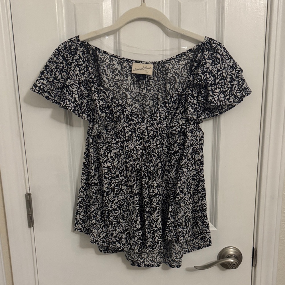🤍SALE 🤍Universal Threads | S Black and White Patterned Floral Blouse